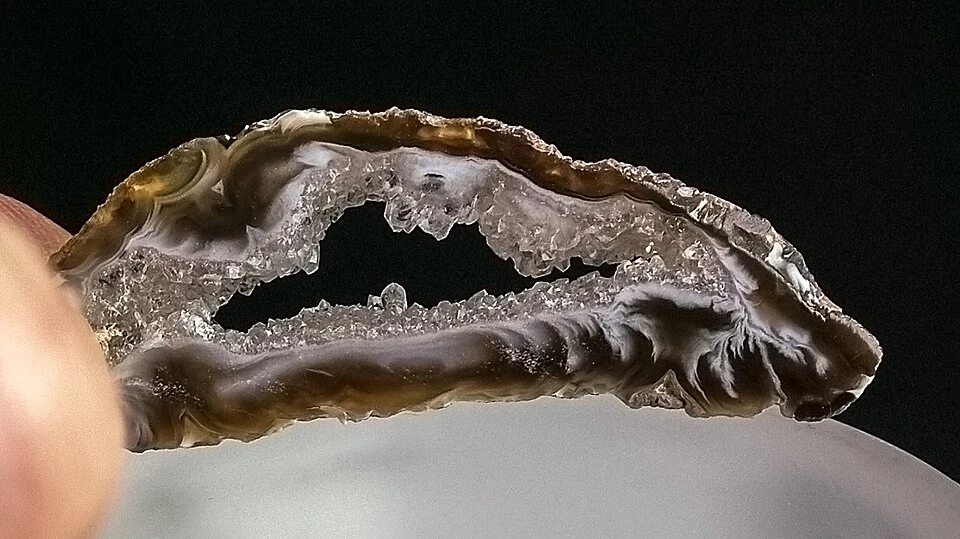 Cienki plaster geody agatowej z kryształami w pustce