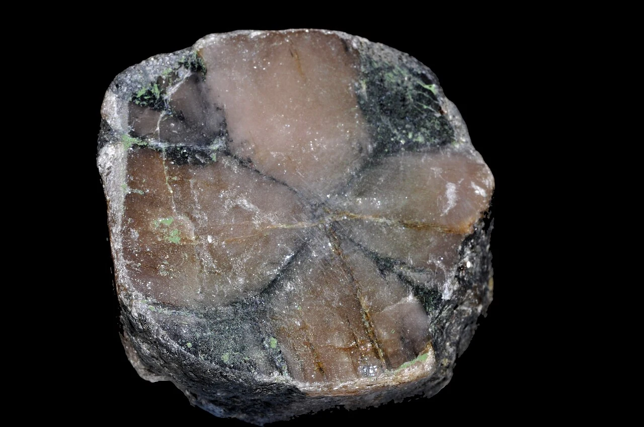 Chiastolite section with a cross-shaped inclusion pattern