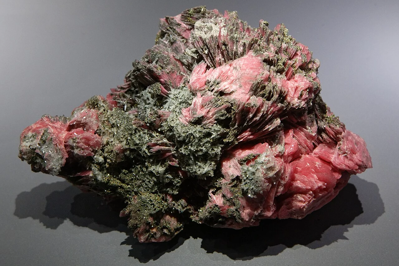 Rhodonite from Chiuruco on museum display