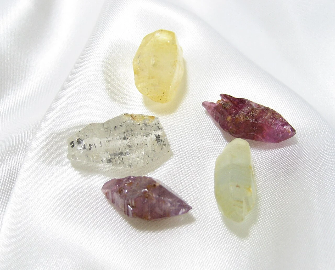 Several differently coloured rough sapphires