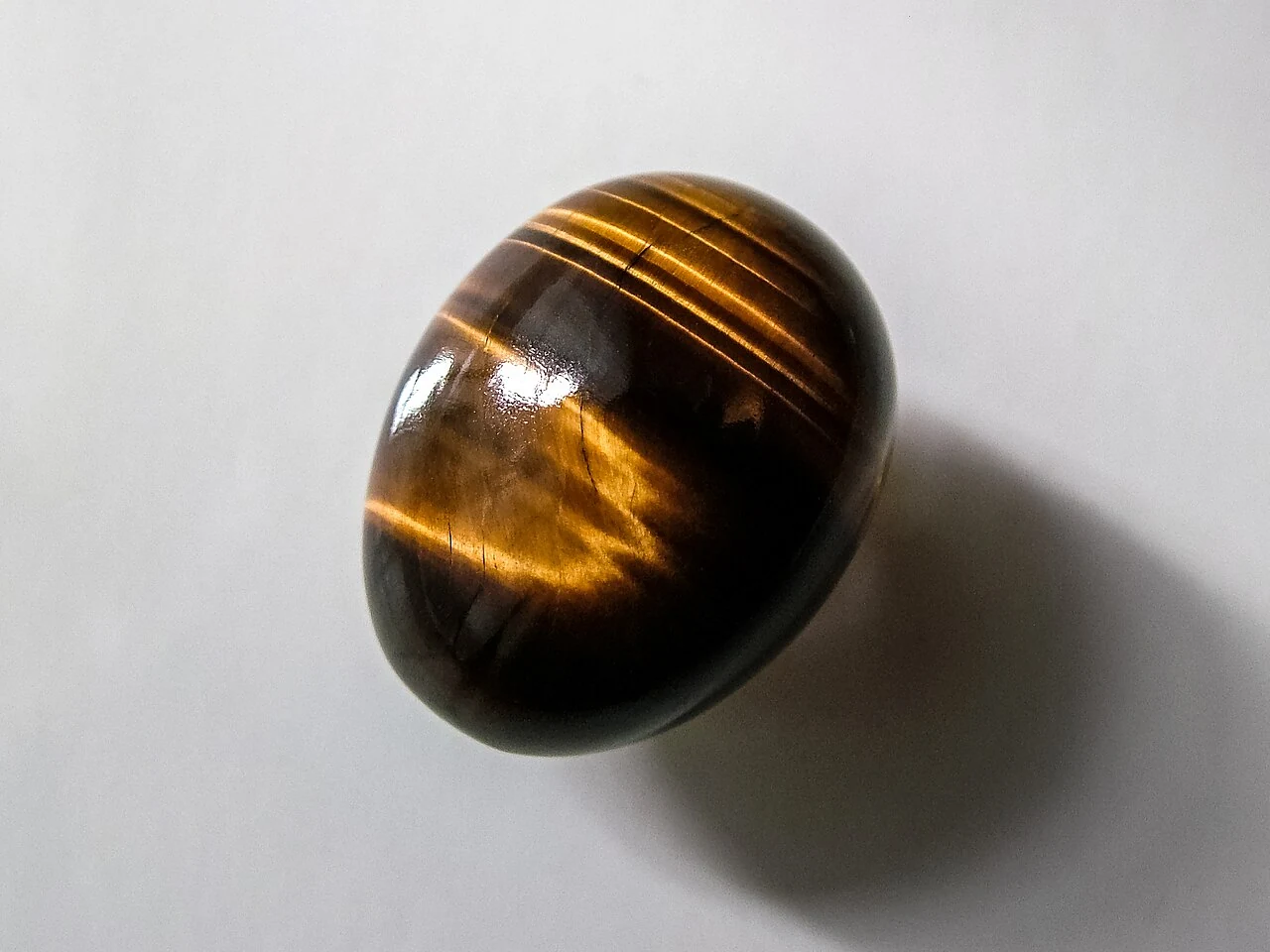 Polished tiger’s eye egg with a bright band