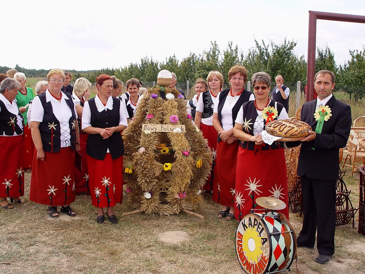 Wieniec dożynkowy, chleb i uczestnicy dożynek w Nowym Folwarku, 2 września 2007 roku; współczesna kontynuacja zwyczaju.