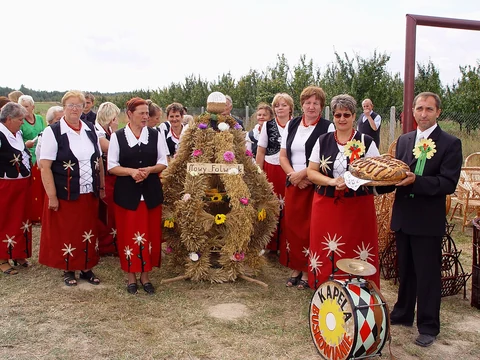 A harvest wreath, bread and participants at the harvest festival in Nowy Folwark, 2 September 2007; a modern continuation of the custom.