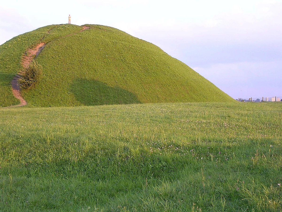 A modern view of the Krakus mound, the setting associated with Kraków's Rękawka.
