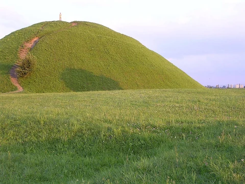 A modern view of the Krakus mound, the setting associated with Kraków's Rękawka.